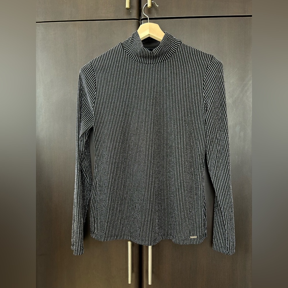 TAHARI TURTLENECK WOMEN SHIRT.